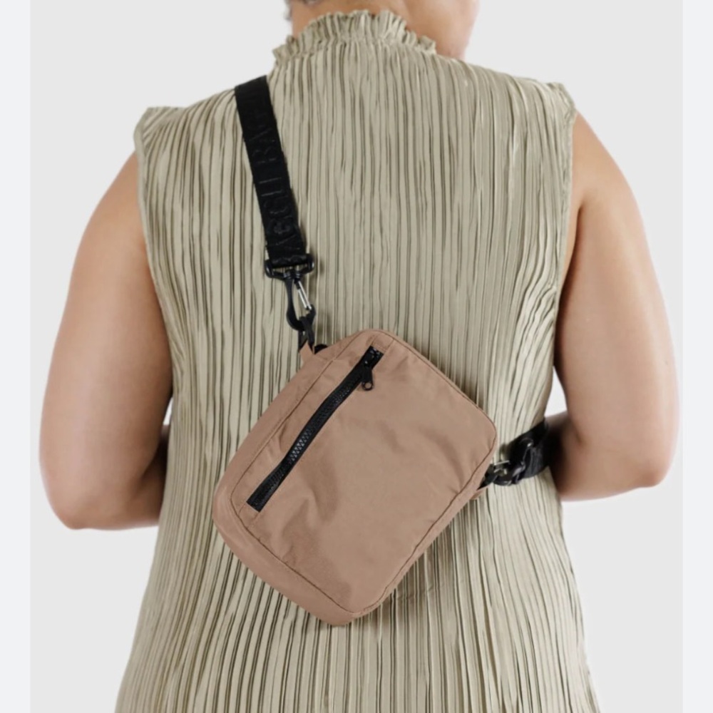BAGGU Sport Crossbody in Taupe/Mauve